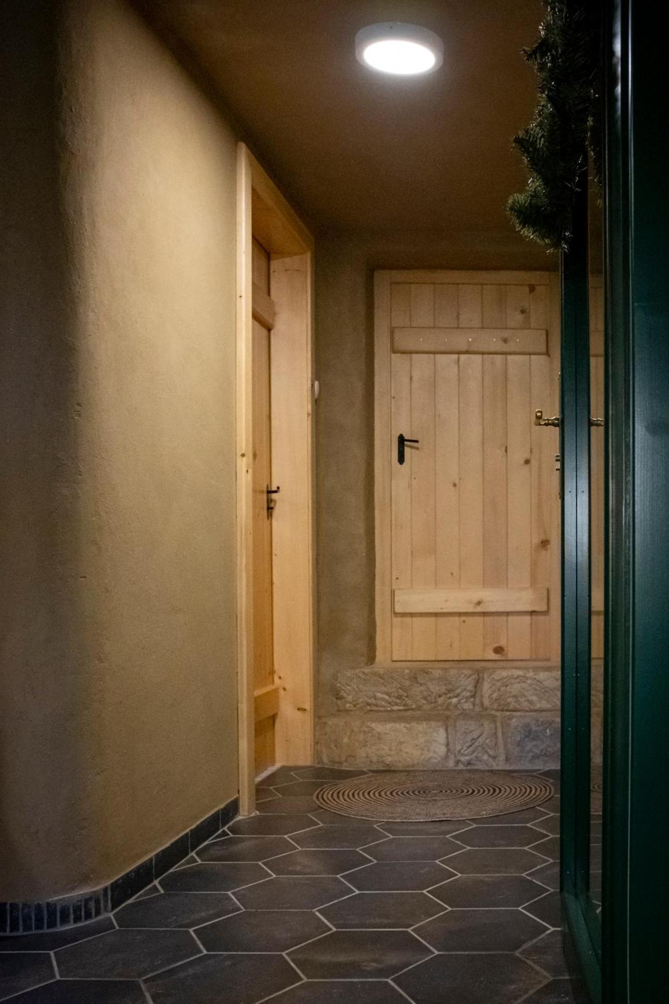 Enjoy Cozy Romance Hills Forest Gardens Views Sauna Whirlpool Bath *