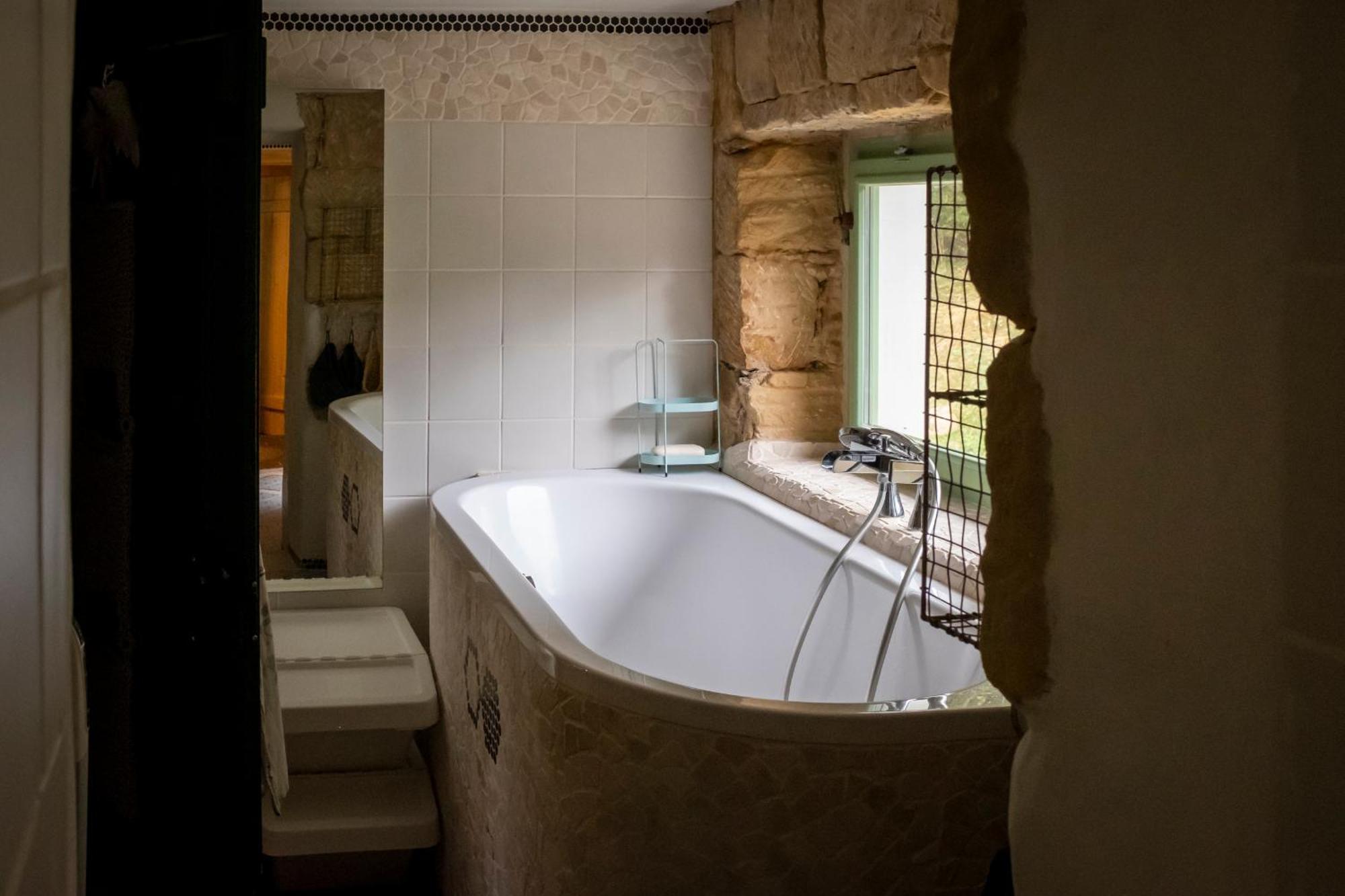 Enjoy Cozy Romance Hills Forest Gardens Views Sauna Whirlpool Bath